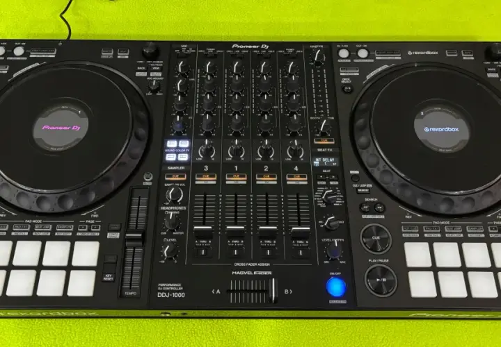 Koszt sprzętu DJ: Od 1000 zł na start do pro zestawu planuj mądrze!