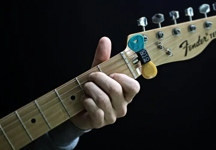 Dłoń grająca akord a dur na gitarze Fender Telecaster. Kostka z uchwytem Rombo.