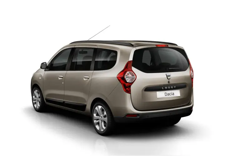 Złoty Dacia Lodgy z tyłu, pokazujący jego praktyczne wymiary. Idealny dla rodziny.