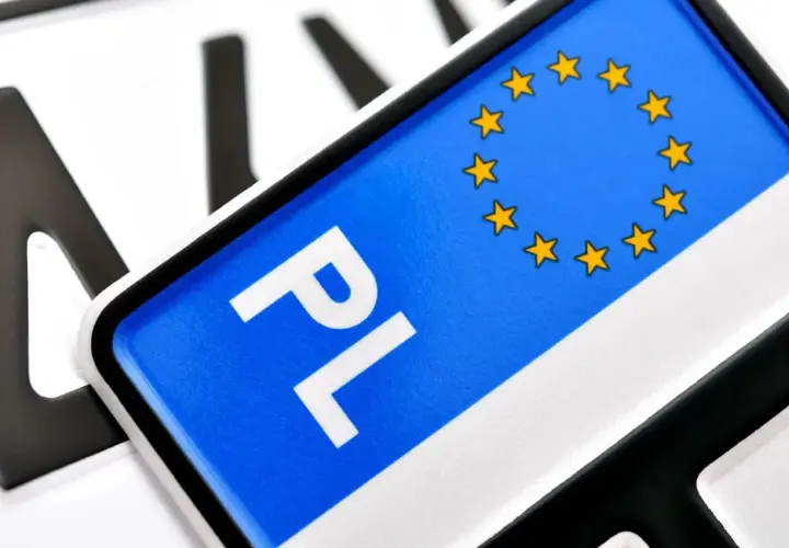 Polskie tablice rejestracyjne z symbolem UE. Zastanawiasz się nad koszt przerejestrowania samochodu?