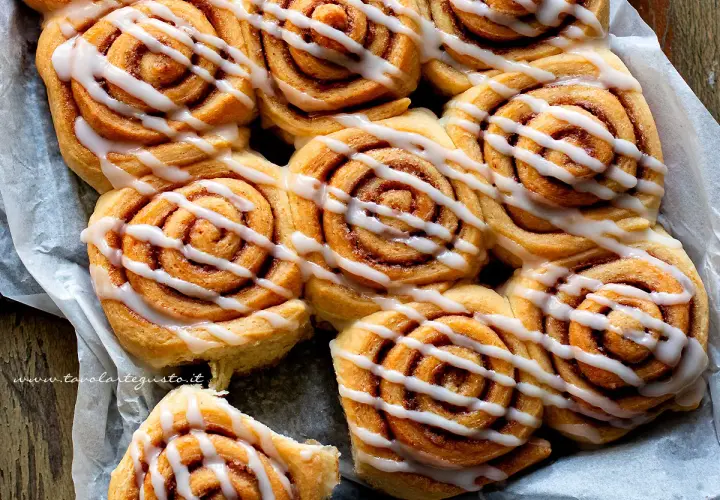 Rotolini alla cannella con glassa bianca, una ricetta facile e golosa. Perfetti per la colazione o la merenda.