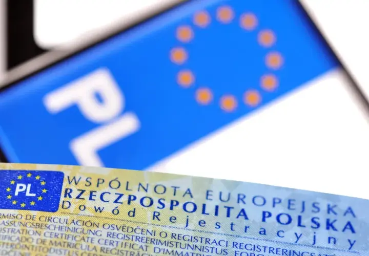Fragment dowodu rejestracyjnego z napisem "Dowód Rejestracyjny" i flagą UE. Tu znajdziesz numer dowodu rejestracyjnego.