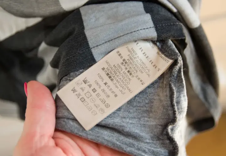 Metka z metra Burberry: "Made in Portugal", 100% modal. Jak rozpoznać oryginał? Sprawdź metkę i materiał.
