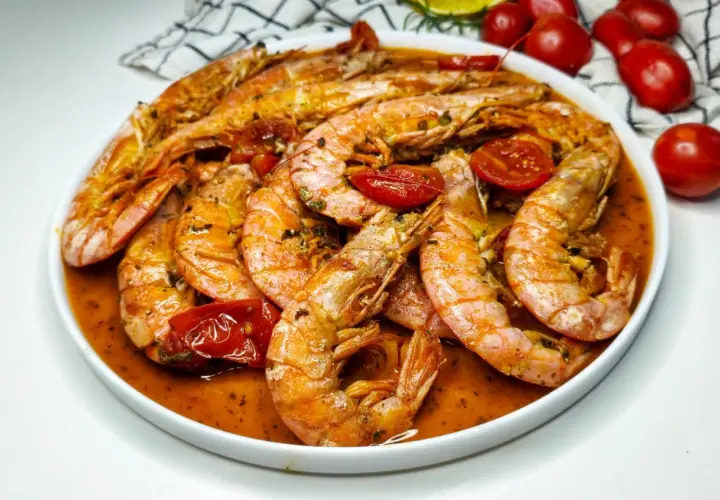 Gambas recette : grosses crevettes poêlées avec des tomates cerises dans une sauce savoureuse. Un plat qui met l'eau à la bouche.