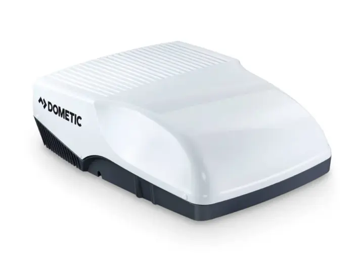 Unidad blanca Dometic, ideal para comparar climatizador vs aire acondicionado en tu autocaravana.