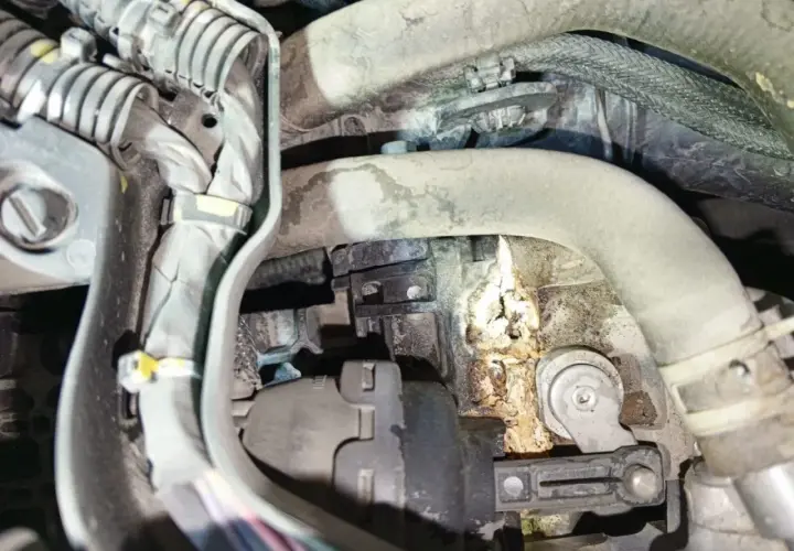 Aquí se muestra la ubicación de la válvula EGR en un Citroën C5, con corrosión visible.