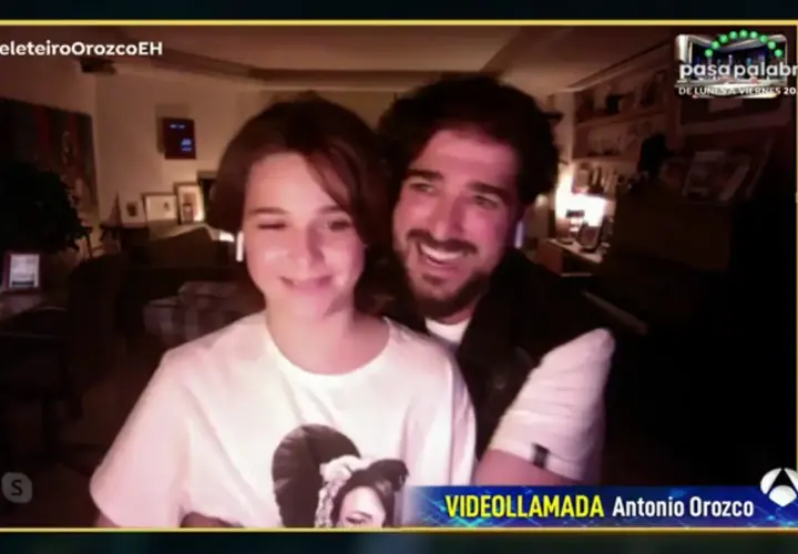 La pareja de Antonio Orozco sonríe en una videollamada. Él la abraza por detrás, ambos con auriculares.