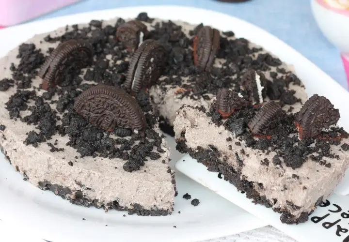 Una golosa torta oreo, con biscotti sbriciolati e interi a decorare la sua cremosa superficie.