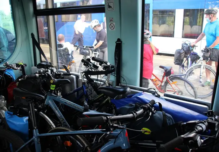 Rowery czekają na podróż po malowniczych ścieżkach rowerowych Roztocza. Wnętrze pojazdu wypełnione jest dwoma kołami, gotowymi na przygodę.