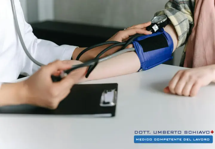 Medico controlla la pressione per sospetta malattia da burnout.