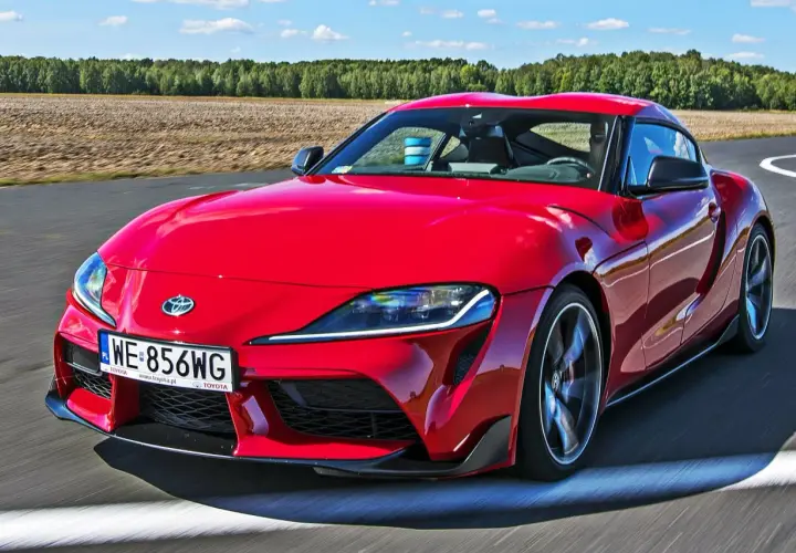 Czerwona Toyota Supra na torze. Sprawdź aktualną toyota supra cena i poczuj moc tego sportowego coupe.