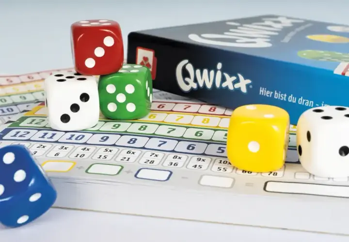 Bunte Würfel und Spielkarten für das beliebte Würfelspiel Qwixx. Hier sind die Rollen für spannende Runden bei den Brettspielen.