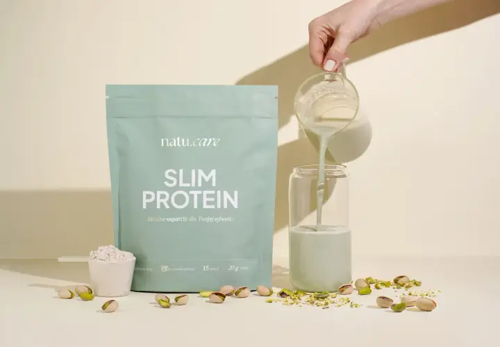 Natu.care Slim Protein o smaku pistacji, z miarką proszku i pistacjami. Płyn wlewany do szklanki.
