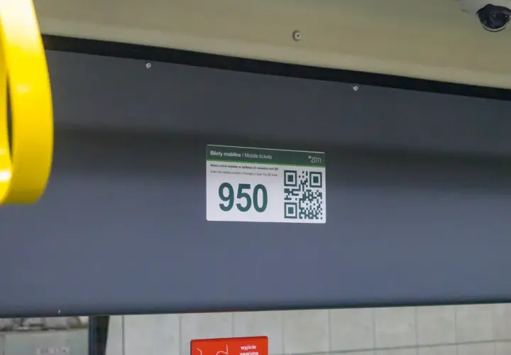 Karta miejska w telefonie: numer 950 i kod QR do zakupu biletów mobilnych w pojeździe.