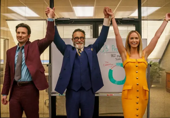 Tre persone celebrano un successo in ufficio, con un grafico alle spalle. Le recensioni di "Pain Hustlers - Il business del dolore" potrebbero descrivere questa scena.