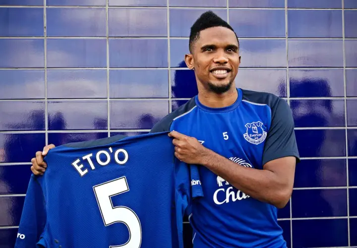 Piłkarz Samuel Eto'o prezentuje niebieską koszulkę z numerem 5 i nazwiskiem ETO'O.