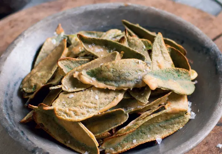 Croccanti foglie di salvia fritte, un'idea sfiziosa per le tue ricette con salvia. Sale grosso a scaglie.