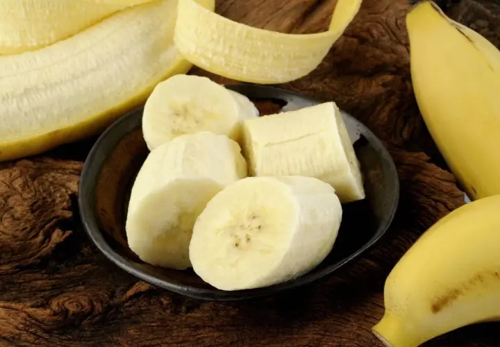 Banan w miseczce, obok obierki i całych owoców. Czy to może być związane z wysokim potasem i jego przyczynami?