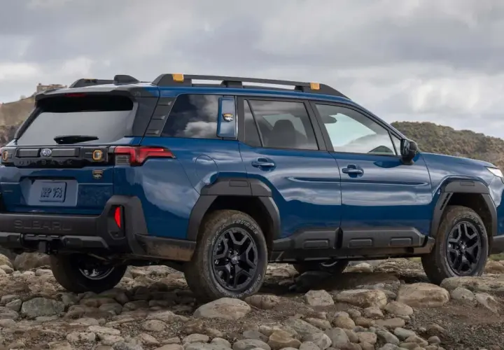 Niebieski Subaru Outback 2026 na kamienistym, górzystym terenie, gotowy na przygodę.