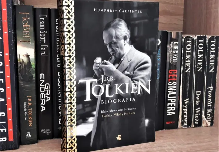 Biografie sławnych ludzi na półce: "J.R.R. Tolkien. Biografia", "Hobbit", "Gra Endera", "Celsnajpera" i inne.