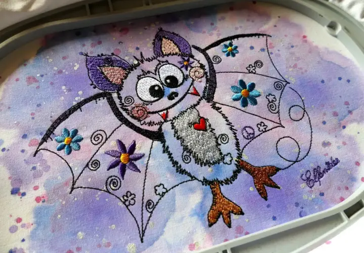 Ein süßes Fledermaus-Motiv, perfekt für seidenmalerei mit kindern. Bunte Blumen und funkelnde Details machen es zu einem Hingucker.