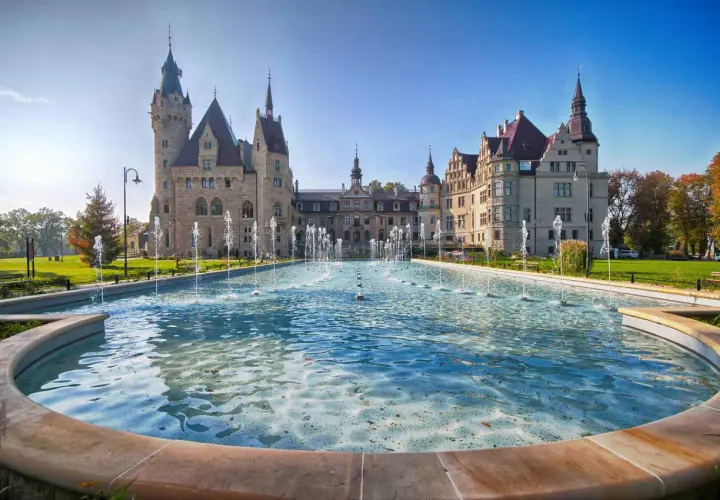 Zamek Moszna z fontannami, jedna z największych atrakcji Opolszczyzny, zaprasza do podziwiania swojej architektury.