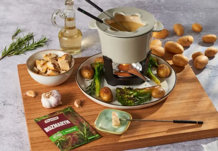 Pyszne fondue serowe z ziemniaczkami, brokułami i grzankami. Idealne na chłodne wieczory.