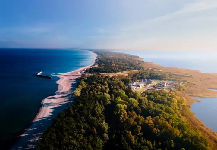 Piękna plaża i las nad morzem. Warto zobaczyć w Mielnie to miejsce, gdzie Bałtyk spotyka się z jeziorem Jamno.