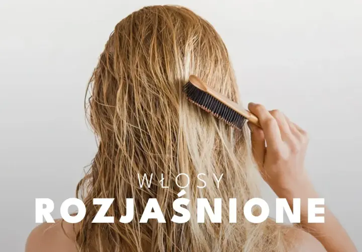 Domowe sposoby na suche włosy po rozjaśnianiu. Delikatne rozczesywanie mokrych, rozjaśnionych włosów drewnianą szczotką.