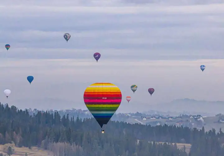 Kolorowe balony unoszą się nad Nowym Targiem, tworząc magiczny widok.