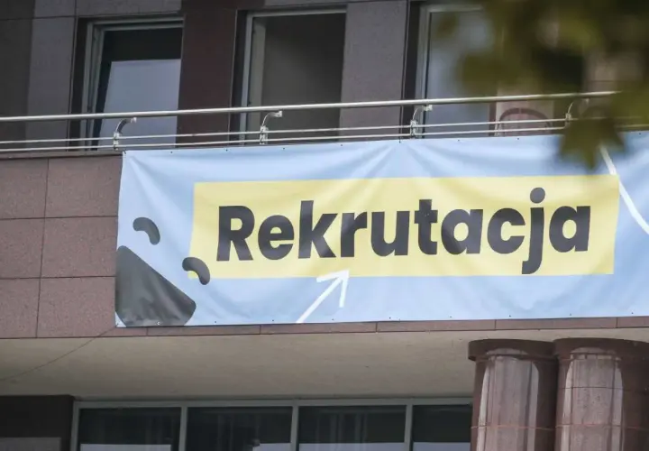 Baner z napisem "Rekrutacja" na budynku. Czas na studia!