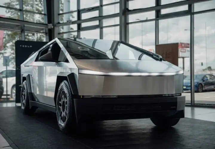 Futurystyczny Cybertruck Tesli prezentuje swoje ostre linie i metaliczne nadwozie w salonie.