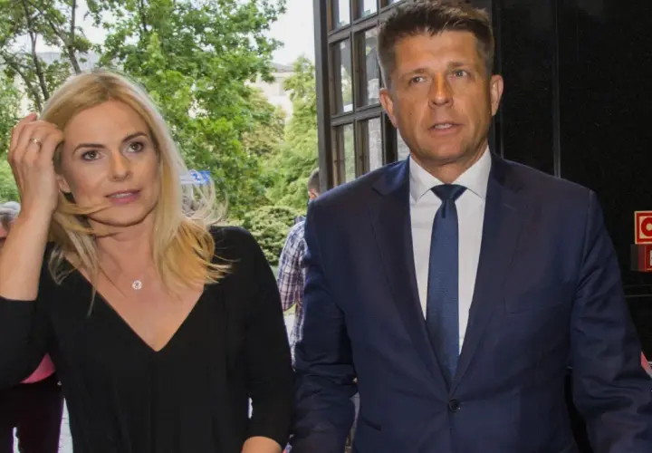 Para, która może być odpowiedzią na pytanie, czy Ryszard Petru ma żonę, idzie obok siebie. Kobieta ma blond włosy i czarną bluzkę, mężczyzna w granatowym garniturze.