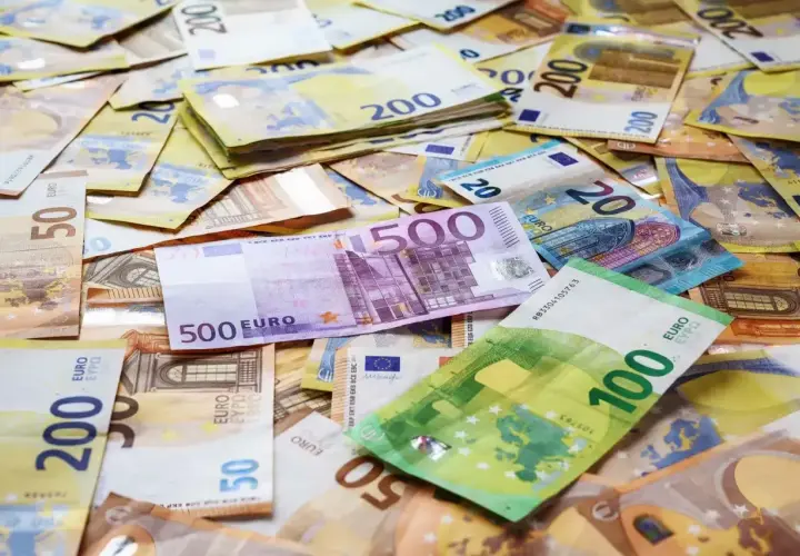 Góra pieniędzy: banknoty 500, 200, 100, 50 i 20 euro. Czekam, aż ZUS wypłaci L4.