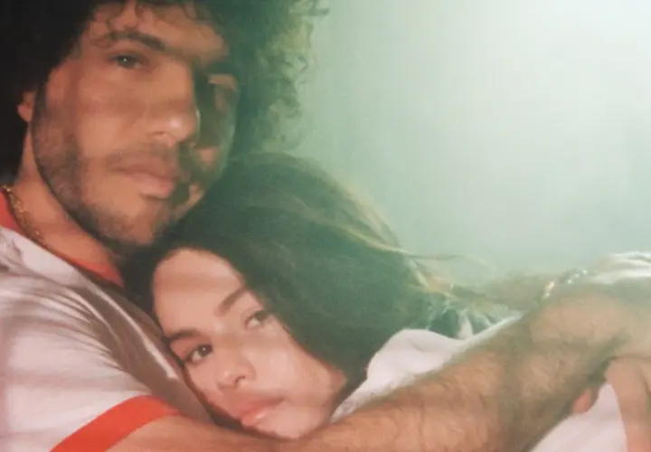 Jonas Brothers "Leave Before You Love Me" tekst: czułe objęcie pary, ona wtulona w jego ramię, on obejmuje ją.