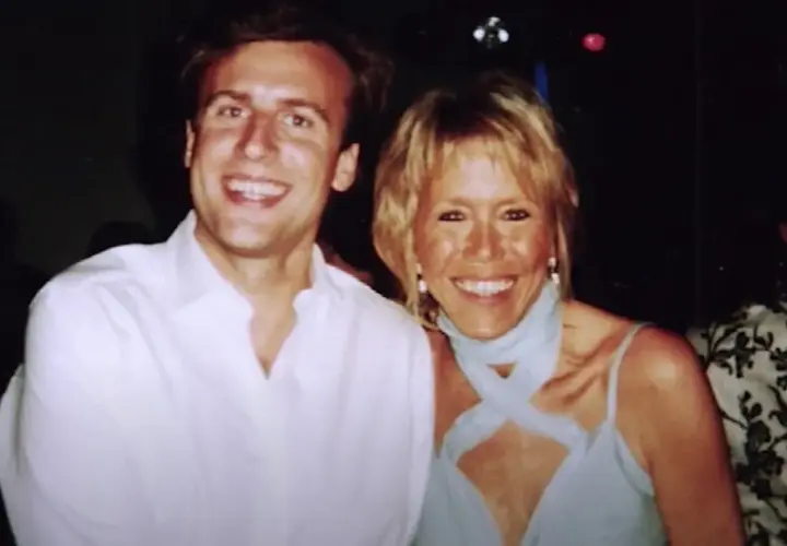 Uśmiechnięci Emmanuel i Brigitte Macron, może tuż przed ślubem.