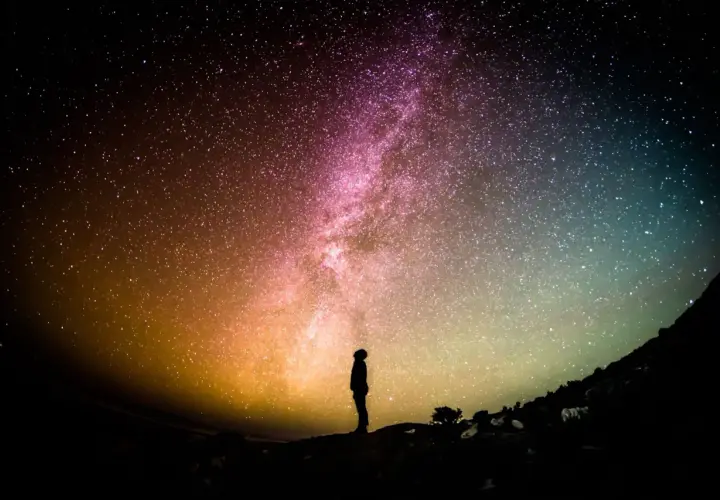 Sylwetka człowieka pod Drogiem Mlecznym. Idealne ujęcie dla tych, którzy zaczynają swoją przygodę z astronomią.