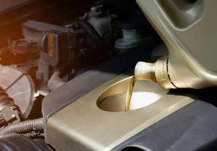 Wlewanie oleju do silnika Toyoty Yaris 1.0. Jaki olej silnikowy wybrać?