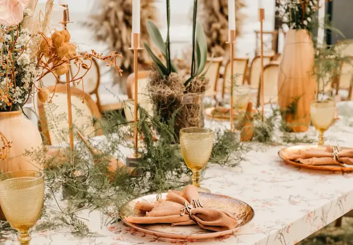 Elegancki stół weselny z rustykalnymi dekoracjami. Sprawdź catering na wesele cennik i zaplanuj wymarzone przyjęcie.