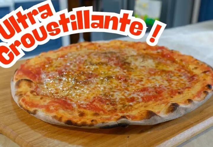 Une pizza ultra croustillante, parfaite pour une recette pâte à pizza fine. La croûte dorée et le fromage fondant invitent à la dégustation.