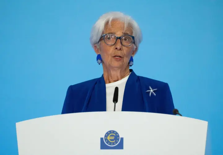 Christine Lagarde spricht über den EZB Zinsentscheid. Sie trägt eine blaue Jacke mit einem Seestern-Anstecker.