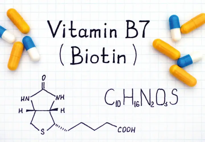 Biotin (Vitamin B7) Kapseln und chemische Formel. Biotin wirkung psyche: Dieses Vitamin ist wichtig für Nerven und Stoffwechsel.