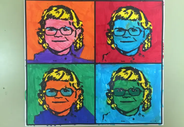Retrato de cuatro paneles al estilo de arte pop Andy Warhol, con una niña sonriente con gafas y cabello rubio, cada panel con un fondo de color diferente.