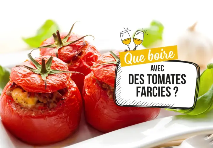 Quel vin avec tomates farcies ? Des tomates farcies appétissantes sur une assiette blanche, prêtes à être dégustées avec le bon vin.