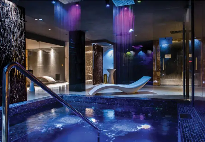 Luksusowy spa nad morzem z basenem i kolorowymi prysznicami. Relaks w nowoczesnym, przytulnym wnętrzu.