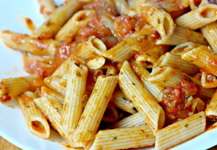 Pyszny makaron penne z aromatycznym sosem pomidorowym, posypany ziołami. Idealny na szybki obiad.