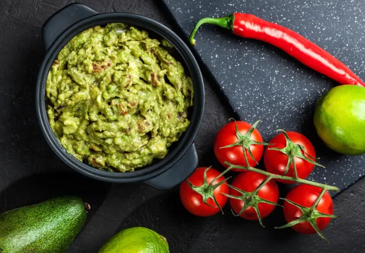 Gotowy guacamole przepis: świeże awokado, pomidory, limonka, papryczka chili i cebula. Idealne na imprezę!