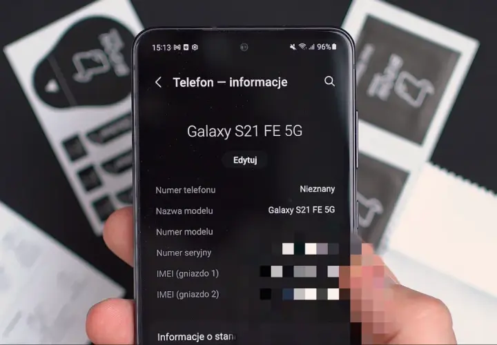 Jak sprawdzić parametry telefonu Samsung Galaxy S21 FE 5G. Widok ekranu z informacjami o urządzeniu.