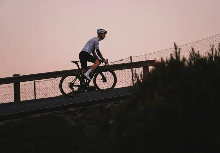 Ciclista en Mallorca al atardecer, disfrutando del cicloturismo.