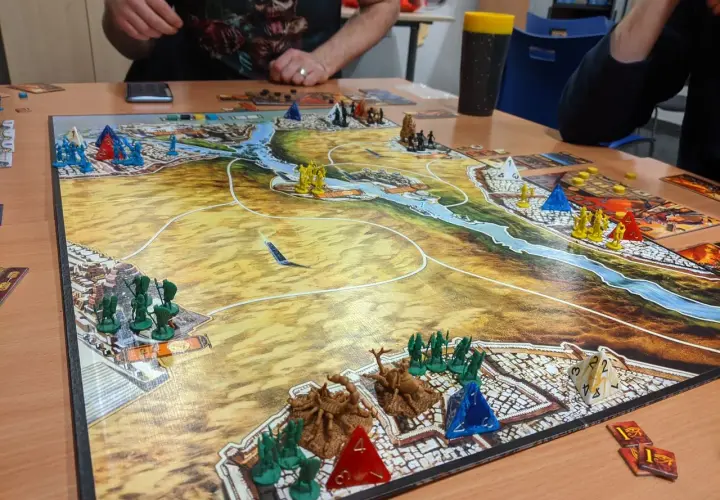 Bitwa o starożytne Kemet trwa. Zielone i żółte armie walczą o kontrolę nad Nilem, a gracze planują swoje ruchy.